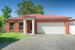 'Nathan Ave Villa', Albury